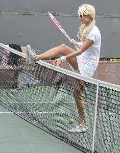 Пэрис Хилтон на теннисном корте