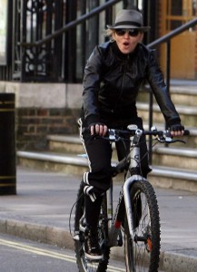 Мадонна оседлала велосипед