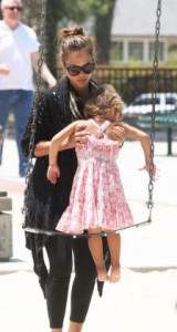 Джессика Альба гуляет с ребенком